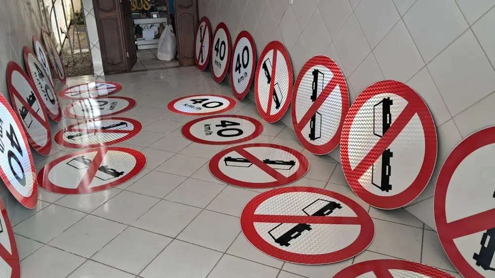 Adesivo e Cia Fachadas e Placas - foto 1
